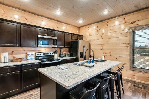 Near Dollywood With Hot Tub, Game Room Home Theater photo 39