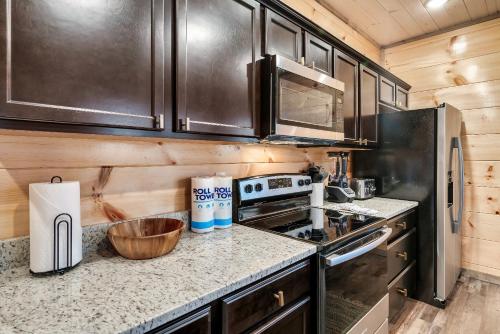 Near Dollywood With Hot Tub, Game Room Home Theater photo 40