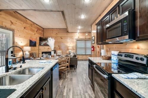 Near Dollywood With Hot Tub, Game Room Home Theater photo 36