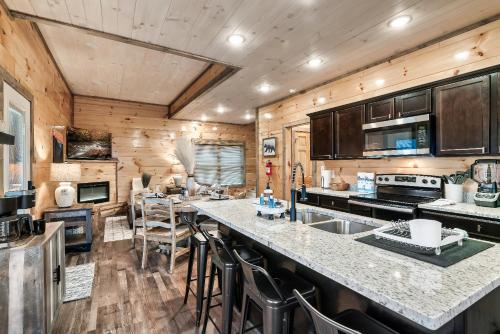 Near Dollywood With Hot Tub, Game Room Home Theater photo 10