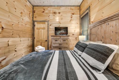 Near Dollywood With Hot Tub, Game Room Home Theater photo 14