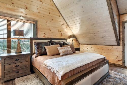 Near Dollywood With Hot Tub, Game Room Home Theater photo 12