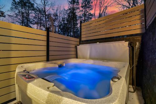 Near Dollywood With Hot Tub, Game Room Home Theater photo 28
