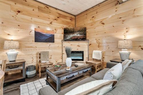 Near Dollywood With Hot Tub, Game Room Home Theater photo 20