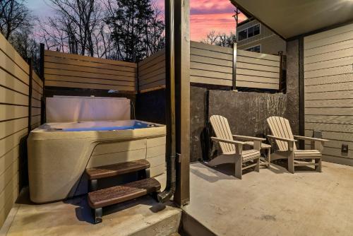 Near Dollywood With Hot Tub, Game Room Home Theater photo 27