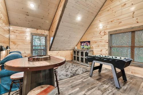 Near Dollywood With Hot Tub, Game Room Home Theater photo 16