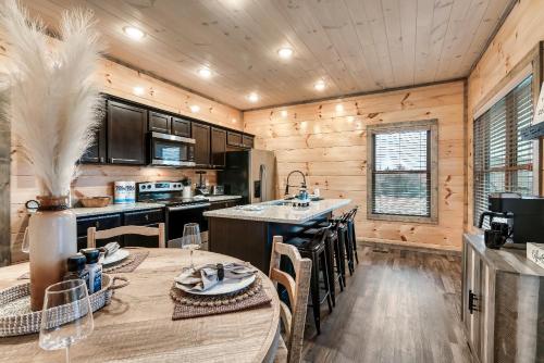 Near Dollywood With Hot Tub, Game Room Home Theater photo 34