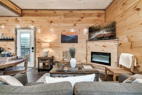 Near Dollywood With Hot Tub, Game Room Home Theater photo 30