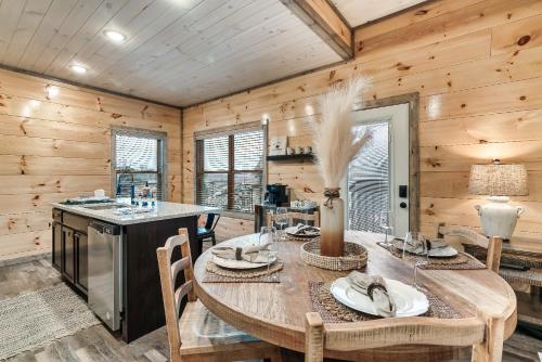 Near Dollywood With Hot Tub, Game Room Home Theater photo 11