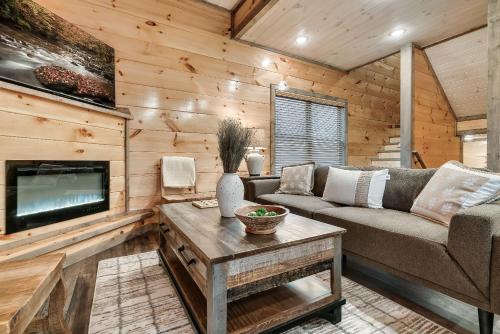 Near Dollywood With Hot Tub, Game Room Home Theater photo 31