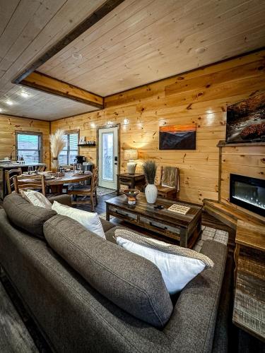 Near Dollywood With Hot Tub, Game Room Home Theater photo 32