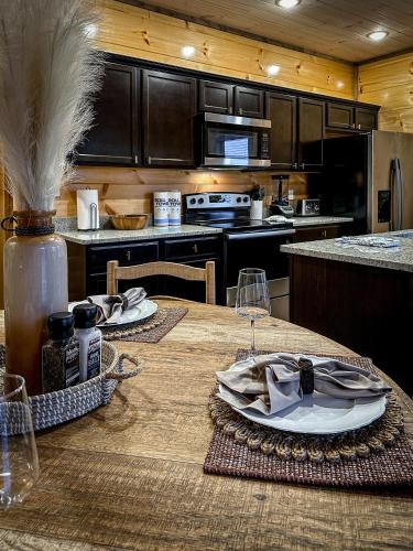 Near Dollywood With Hot Tub, Game Room Home Theater photo 35