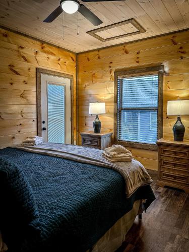 Near Dollywood With Hot Tub, Game Room Home Theater photo 42