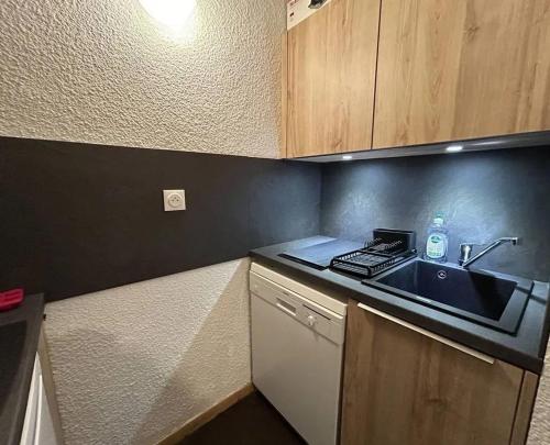 Η κουζίνα ή μικρή κουζίνα στο Studio cosy à Méribel Mottaret - 27 m² avec balcon