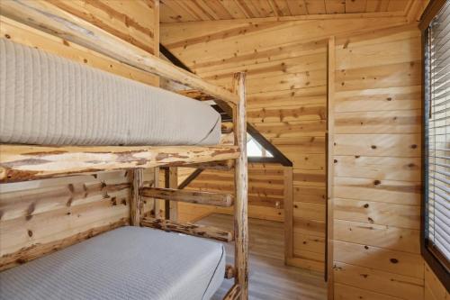 Postel nebo postele na pokoji v ubytování Lazy Raccoon Cabin