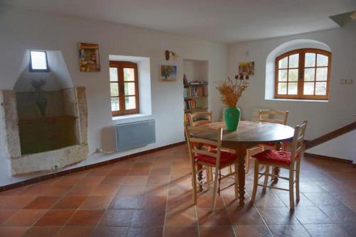 une salle à manger avec une table et des chaises dans l'établissement La Buisse - Les 2 Gites, à Simiane-la-Rotonde