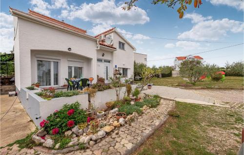 Cozy Apartment In Vrsi With Wifi