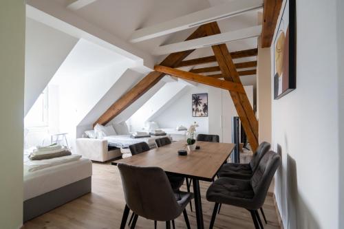 Un lugar para sentarse en Spacious 7-Person Leoben Apartment - Ideal for Workers, Groups & Family