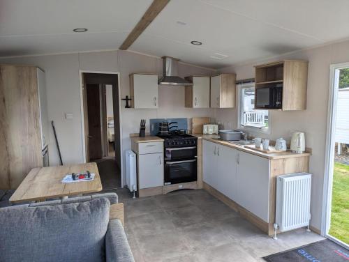 Кухня или мини-кухня в Modern 8 Berth Caravan At Southview Holiday Park, Skegness Ref 33052Tc

