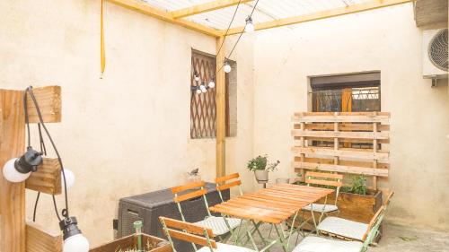 un patio avec une table et des chaises en bois dans l'établissement Le Logis du Cardinal - Lit king Size - Hypercentre, à Troyes