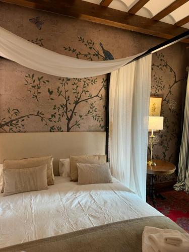 Кровать или кровати в номере Queens hacienda alamedilla Toledo