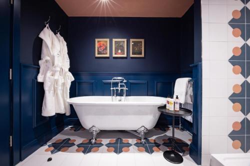 Un baño de The Coat and Bear - A Heartwood Inn