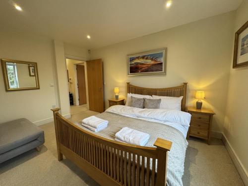Un dormitorio con una cama grande con dos toallas encima. en Two Bed Flat In Wimbledon, en Londres