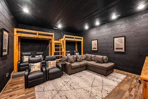 Near Dollywood With Hot Tub, Game Room Home Theater photo 9
