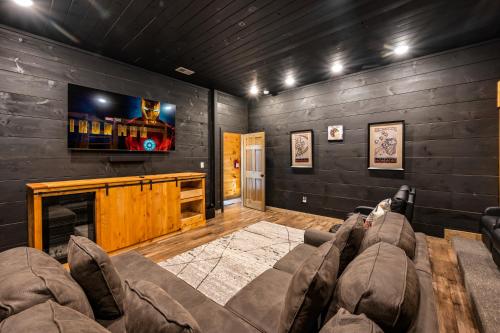 Near Dollywood With Hot Tub, Game Room Home Theater photo 24