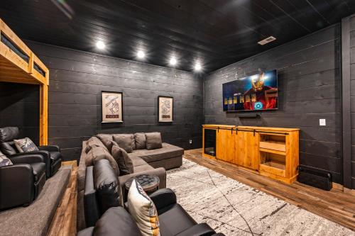 Near Dollywood With Hot Tub, Game Room Home Theater photo 6