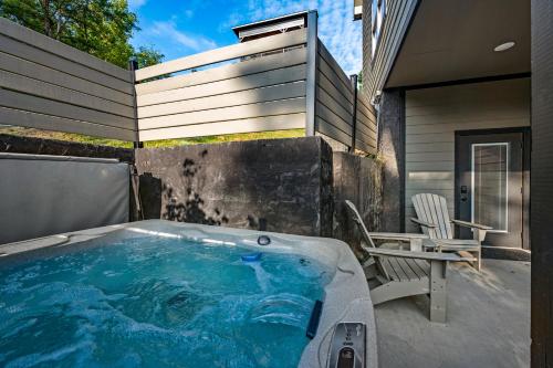 Near Dollywood With Hot Tub, Game Room Home Theater photo 3
