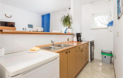 Lovely Apartment In Lovran With Wifi