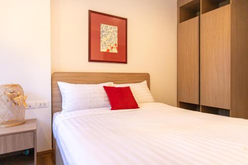 Postel nebo postele na pokoji v ubytování La Habana Hua Hin by MKC Leisure Host