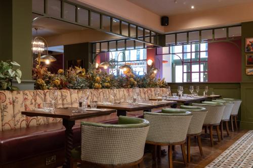 Un restaurante u otro lugar para comer en The Coat and Bear - A Heartwood Inn