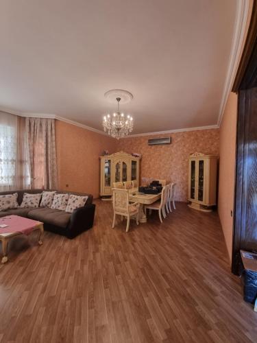 MasazırにあるBaku Villaのソファとテーブルのあるリビングルーム