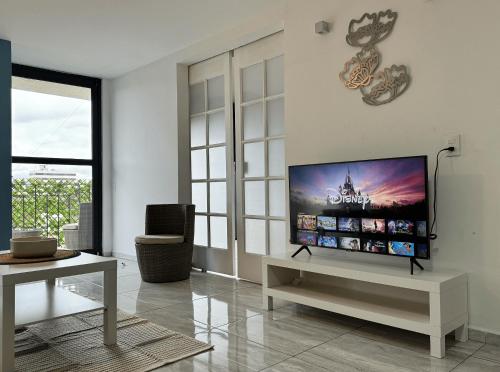 a living room with a flat screen tv on a wall at Perfecta Ubicación en Ciudad de México in Mexico City