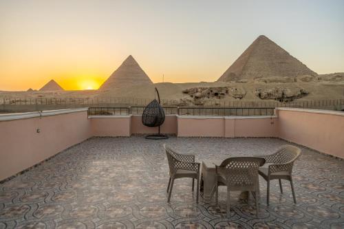 Grensha Pyramids inn