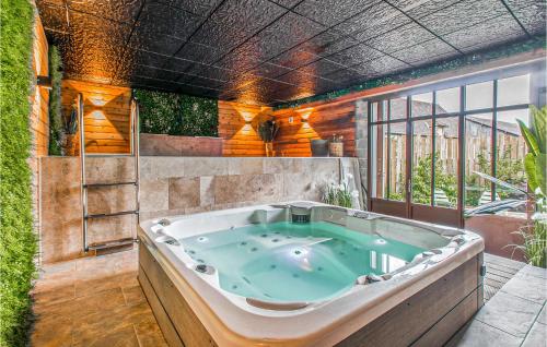 un jacuzzi au milieu d'une pièce dans l'établissement Cozy Home In Le Mesnil-Jourdain, à Le Mesnil-Jourdain