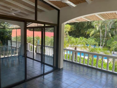 an open lobby with glass doors and a view of the ocean at Manta Ray Lodge in Playa Junquillal