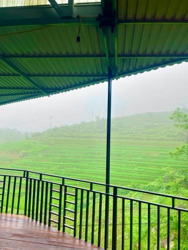 a view of a grassy field from a building at Hiếu Hương Homestay in Lũng Tiềm