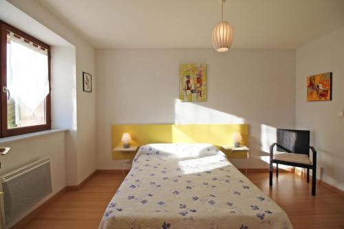 una habitación de hospital con una cama y una silla en Saint roch 87, en Eyjeaux