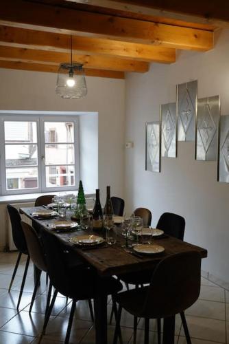 - une table à manger avec des chaises et des verres à vin dans l'établissement Tout Schuss en duplex 8 pers avec Garage, à Sélestat