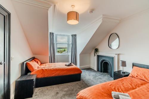 Postel nebo postele na pokoji v ubytování Large, Spacious 3BR 1 Bathroom 2nd Floor Apartment In Town Centre