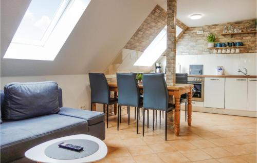 ein Wohnzimmer mit Sofa und Tisch in der Unterkunft Lovely Apartment In Butjadingen in Butjadingen