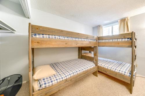 zwei Etagenbetten in einem Zimmer mit Fenster in der Unterkunft Warm Fraser Townhome with Community Amenities! in Fraser
