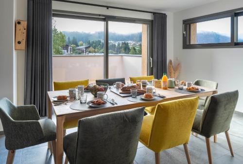 une salle à manger avec une table et des chaises dans l'établissement Apartment L'Adret, aux Gets