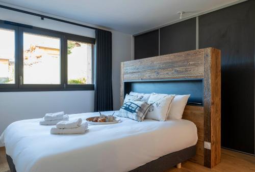 - une chambre avec un grand lit et une assiette de nourriture dans l'établissement Apartment L'Adret, aux Gets