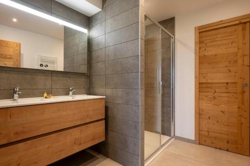une salle de bain avec un lavabo et une douche dans l'établissement Apartment L'Adret, aux Gets