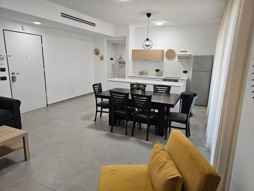 a kitchen and dining room with a table and chairs at דירה אירוח בוכמן מודיעין CONDO Buchman Modi'in in Modi'in