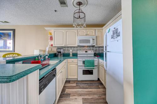 Η κουζίνα ή μικρή κουζίνα στο Oceanfront North Topsail - Pools - Hot Tubs - Onsite Restaurant